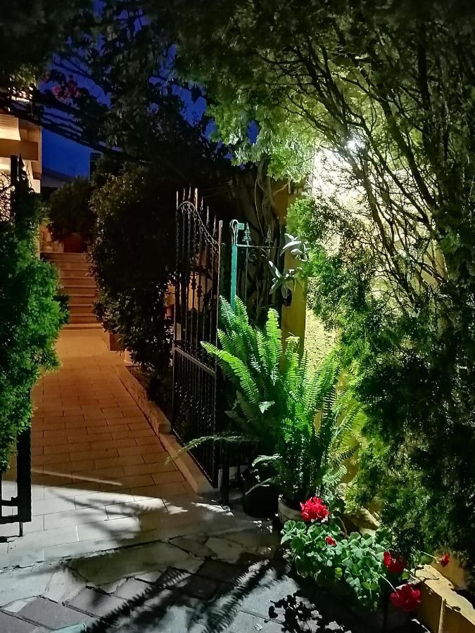 ピシーナス Domos Le Due Tuie Bed & Breakfast エクステリア 写真